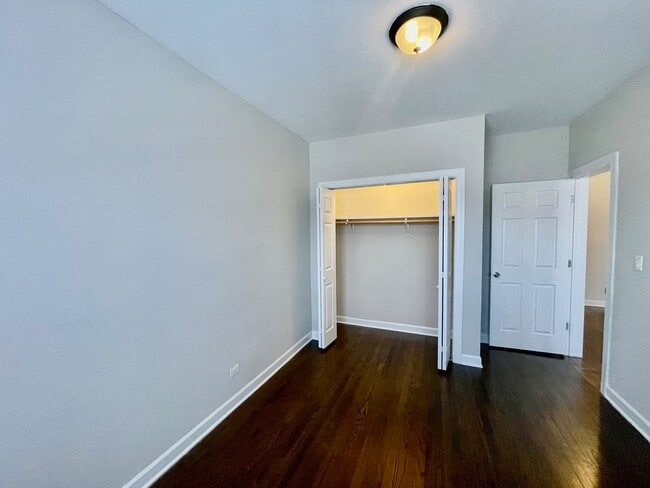 Building Photo - 1351 W Touhy Ave