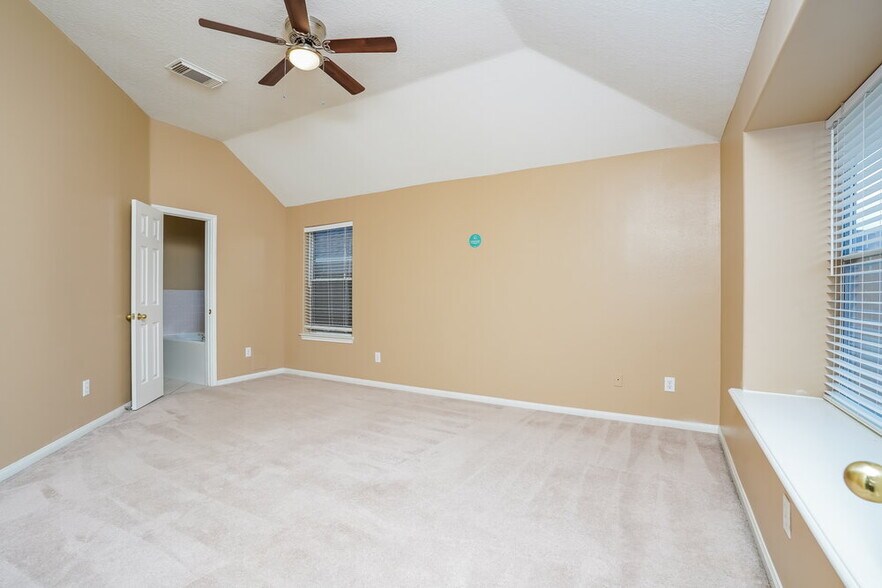 Building Photo - 814 Courtside Dr W