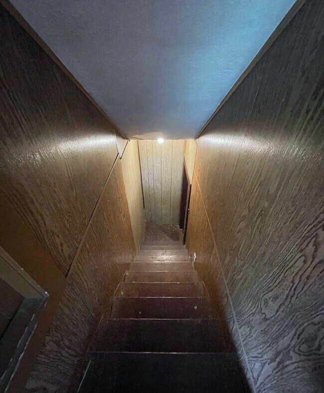 Building Photo - Spacious 3-Bedroom, 1.5 Bathroom Home