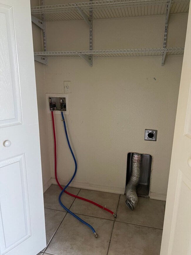 Building Photo - 4520