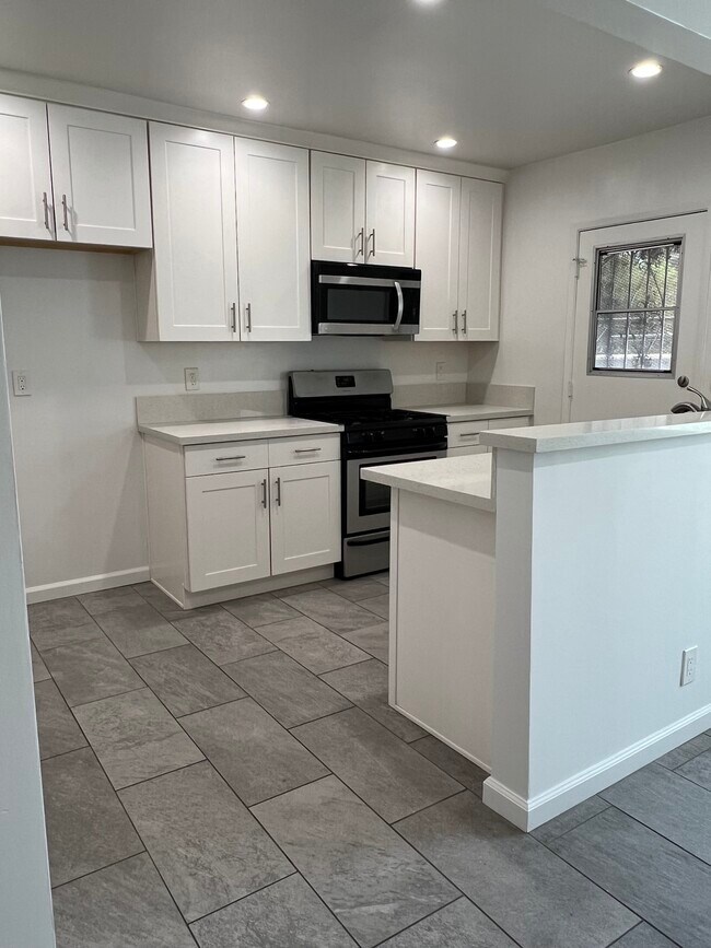 Kitchen - 319 Mariposa Ave