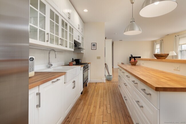 Building Photo - 31 Sharon Rd