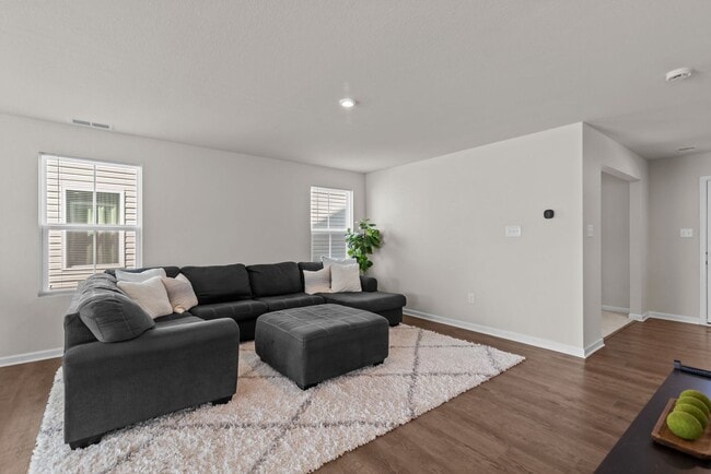 Building Photo - Spacious Home for Rent in Portsmouth!