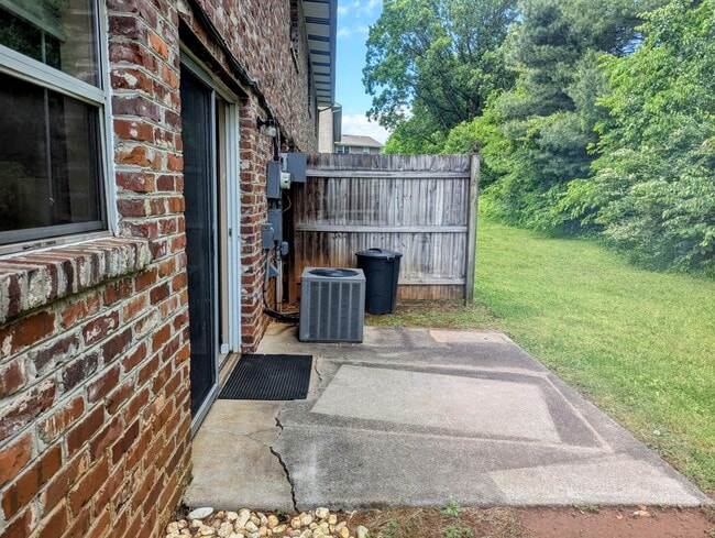 Building Photo - 110 Stone Tree Dr