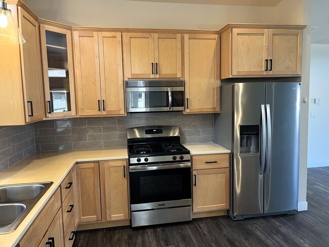 Building Photo - Built In 2021 - High End 2/2 Home With Full Access To Onsite Recreation Center With Pool!