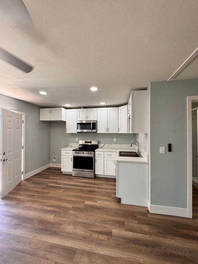 Building Photo - 1400 El Rancho Dr