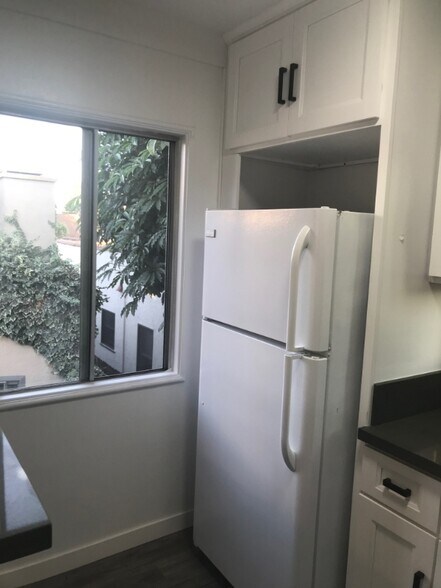 Building Photo - 3759 Lewis Ave