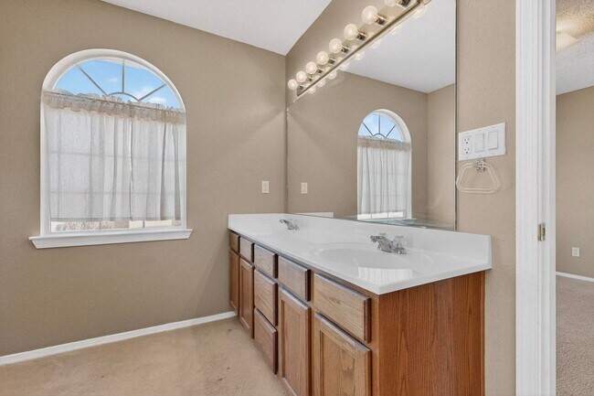 Building Photo - West Side 2/story 3 Bedroom 2.5 Bath 1605/sf 2/CG