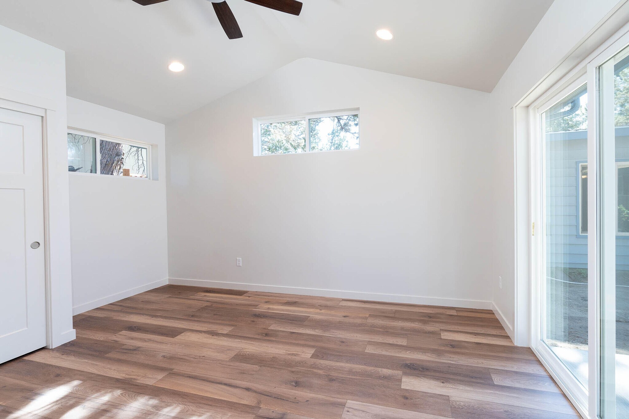 Building Photo - 1262 NE Burnside Ave