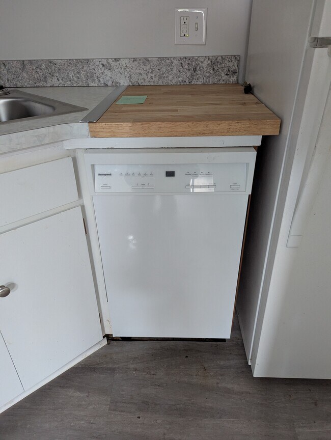 Building Photo - 719 Whitcomb St