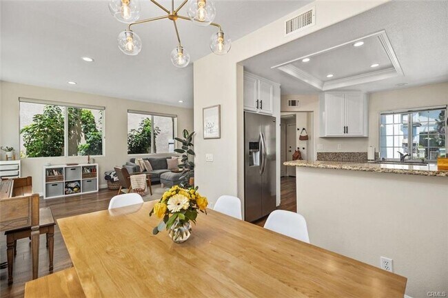 Building Photo - 3 bedroom in Gated Victoria Community!