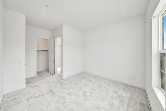 Building Photo - 30000 N Camino los Robles