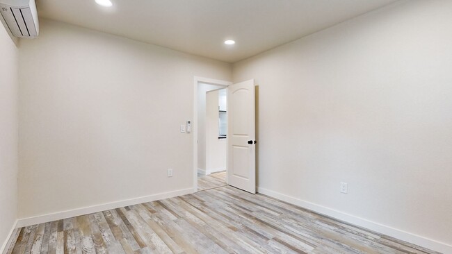 Building Photo - Beautiful 2 Bedroom 1.5 Bathroom Home! Sho...