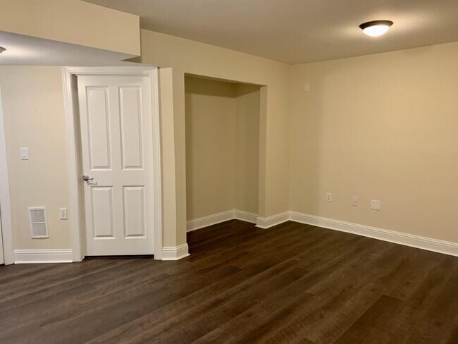 Building Photo - 5460 Glenridge View NE