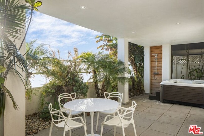 Building Photo - 1347 Palisades Beach Rd