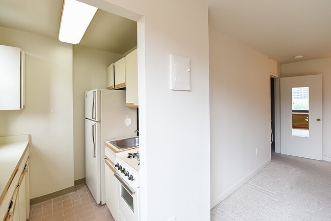 Building Photo - Spacious & Bright Studio at River Place East