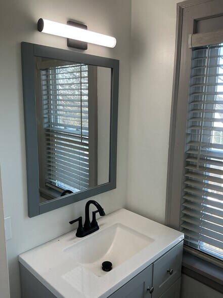 Building Photo - 1826 E 8th St