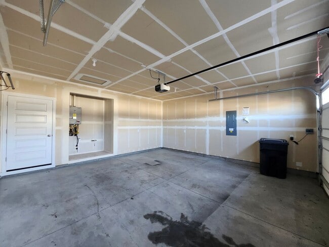 Building Photo - MOVE-IN SPECIAL: 1/2 MONTHS RENT FREE! Spacious Fully Fenced Backyard