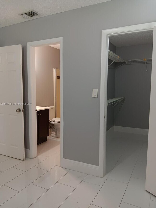 Building Photo - 6040 Shaker Wood Cir