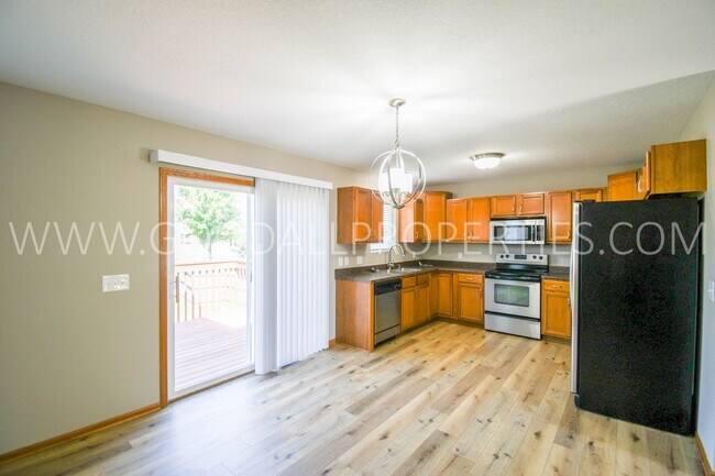 Building Photo - 3 bed 2.5 bath Single Family Home with fenced in yard!