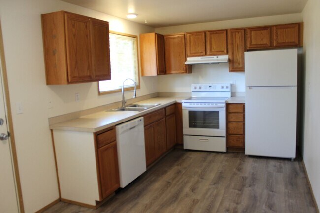 Building Photo - 4 bedroom 2 bath house