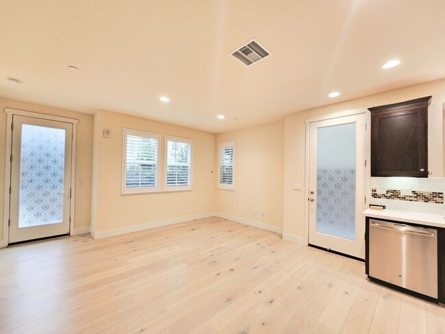 Building Photo - Modern 3 bed 2.5 bath townhome