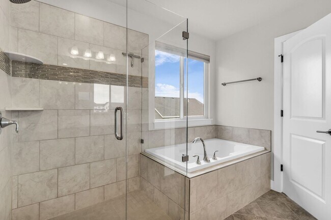 Building Photo - Spacious 6 Bed Home with Dual Kitchens, EV Charging & Modern Finishes in Layton