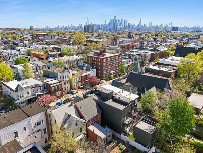 Building Photo - 169 Bowers St