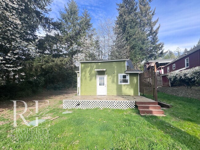 Building Photo - Private Retreat with Expansive Yard & Loft Space