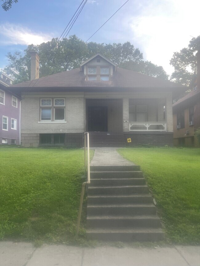 Building Photo - 815 E Mitchell Ave