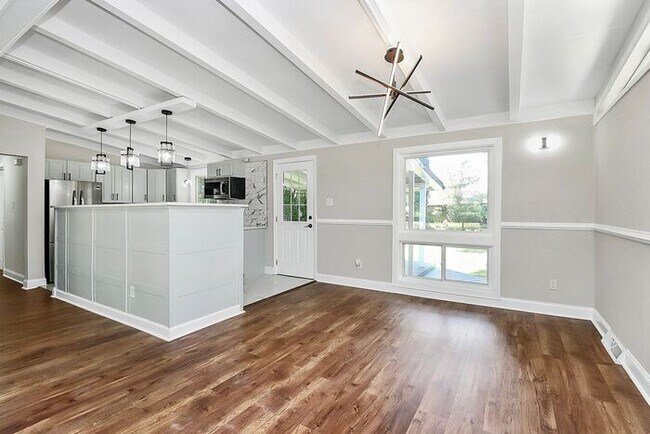 Building Photo - Beautifully Renovated 3BD/1BA Ranch in Sen...