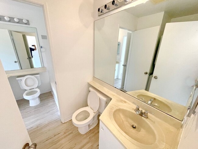 Building Photo - Top-Floor 2BR / 1.5BA Southpointe Condo – Freshly Updated! Move in Now! December is Free!!