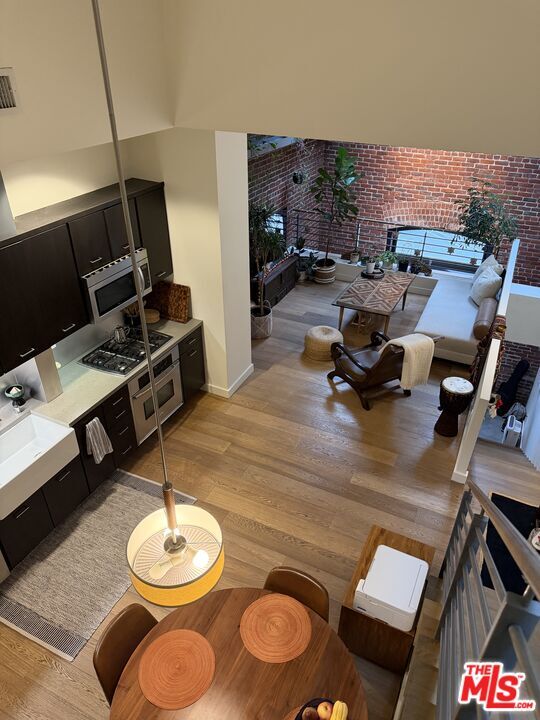 Building Photo - 940 E 2nd St