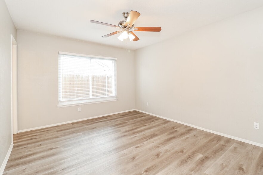 Building Photo - 702 Ponderosa Dr