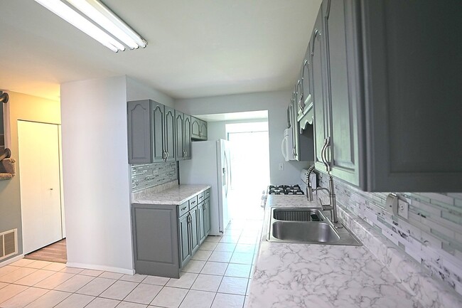 Building Photo - 2684 Waterford Ct