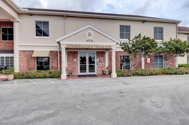Building Photo - 2067 Ainslie Dr