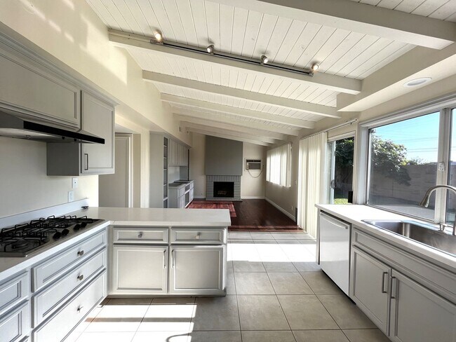 Primary Photo - Wonderful Home! 3-Bedrooms, 2-Bath Plus Of...