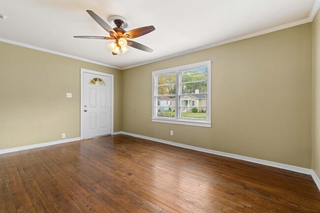 Building Photo - 206 Pinehill Dr