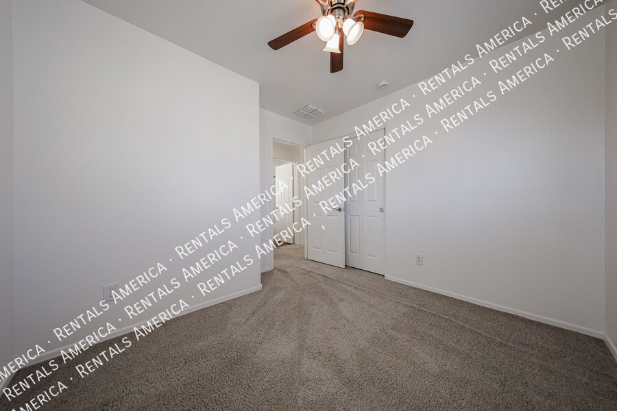 Building Photo - 4714 E Laurel Ave