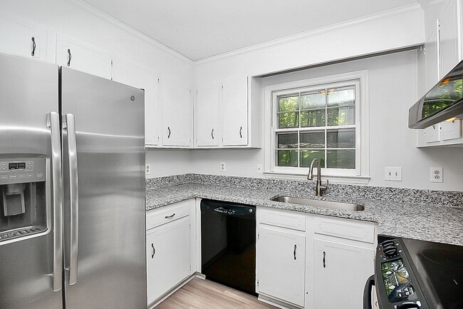 Building Photo - Exquisite South Charlotte Ranch, Move-In R...