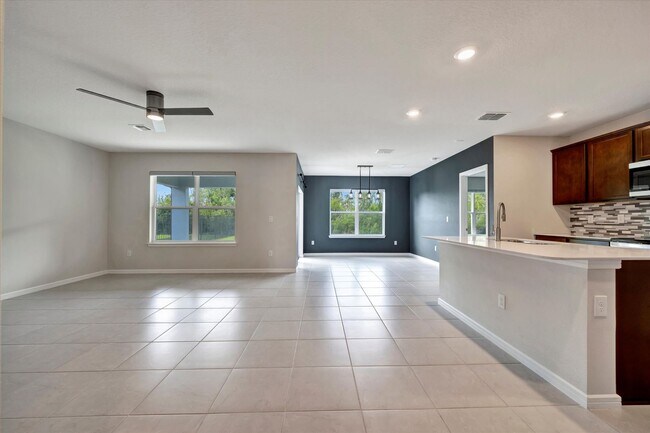 Building Photo - Newer Build - Parrish 3 Bedroom Home with ...