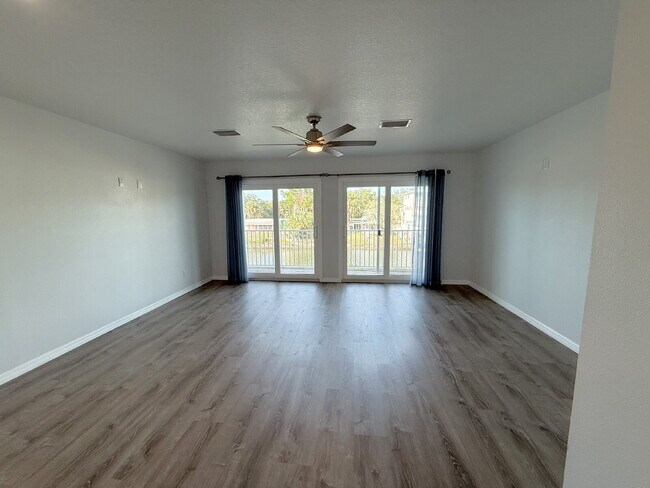 Building Photo - Waterfront 3 bedroom townhome with dock!