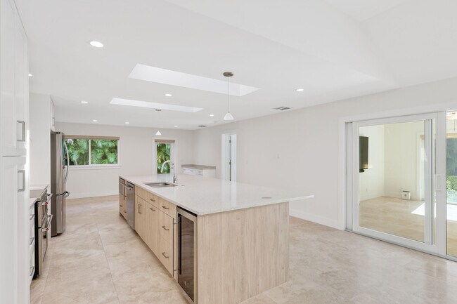 Building Photo - 1386 S Atlantic Dr