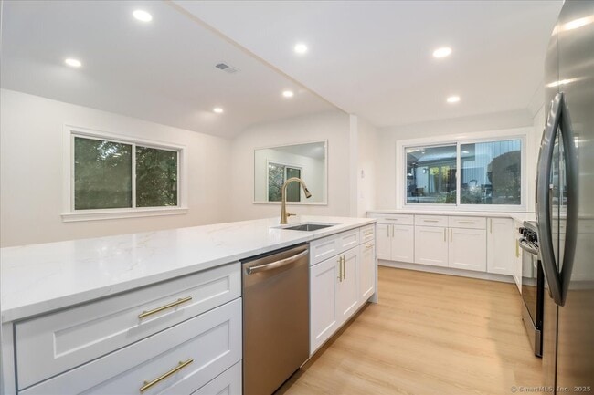 Building Photo - 929 Heritage Vlg