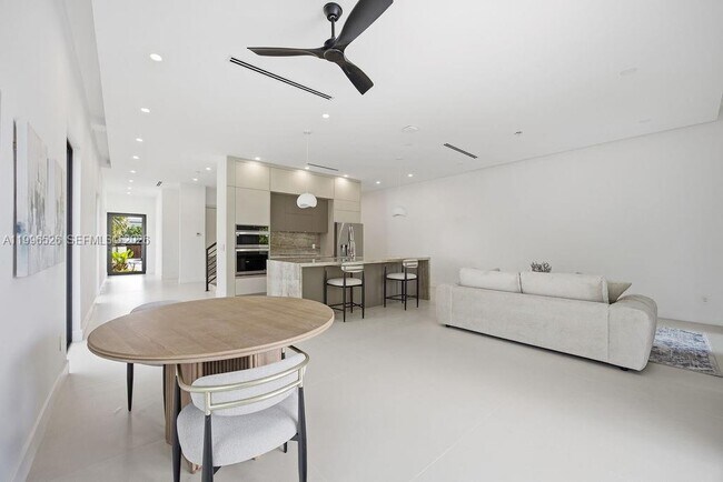 Building Photo - 1337 NE 13th Ave