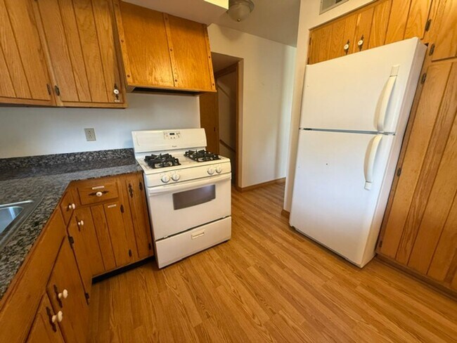 Building Photo - 3202 Chatham Dr