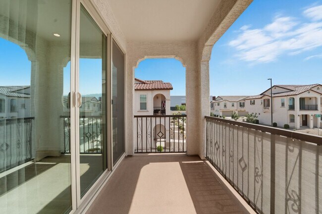 Building Photo - Like Brand New Luxurious Modern 3 Bedroom 2 Bath Townhome in Warner Meadow – Rare Rental Opportun...