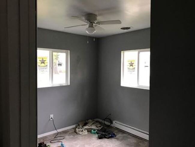 Building Photo - Cozy 3 bed 1.5 bath with Backyard
