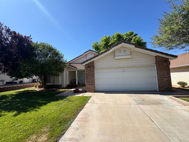 Building Photo - 2 Bedroom home near Shadow Mountain Park!