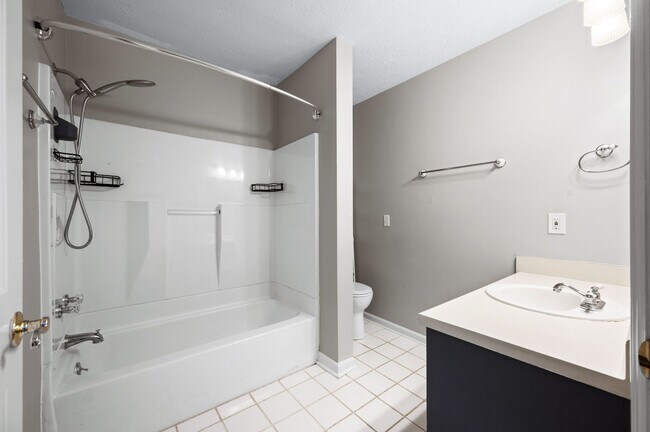 Building Photo - Awesome updated 2BR/1.5BA townhome in Bell...
